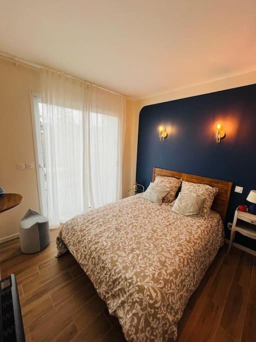 Bleu Marine Chic Calme Et Jardin Andrezieux-Boutheon